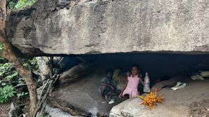  ಮೂಡಿಗೆರೆಯಲ್ಲೊಂದು ಕರುಣಾಜನಕ ಕಥೆ; ಸೂರಿಲ್ಲದೆ ಗುಹೆಯಲ್ಲೇ ವಾಸ