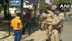 ಲಕ್ನೋ: ಲಾಕ್‌ಡೌನ್ ಉಲ್ಲಂಘಿಸಿದವರಿಗೆ ಆರತಿ ಎತ್ತಿ ಹಣ್ಣು ಕೊಟ್ಟ ಪೊಲೀಸರು 