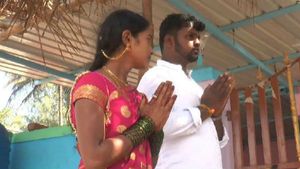 ಚಾಮರಾಜನಗರದ ಚೆಕ್ ಪೋಸ್ಟ್‌ನಲ್ಲಿ ಸಪ್ತಪದಿ ತುಳಿದ ವಧು-ವರರು
