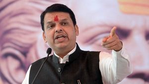 'ದೀಪ ಹಚ್ಚಿ ಬೀದಿಗೆ ಬನ್ನಿ': ಮಹಾರಾಷ್ಟ್ರ ಮಾಜಿ ಸಿಎಂ ಎಡವಟ್ಟು