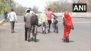 ನಡೆದುಕೊಂಡೆ ಊರ ಕಡೆ ಮುಖ ಮಾಡಿದ ವಲಸೆ ಕಾರ್ಮಿಕರು 
