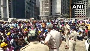 ಲಾಕ್‌ಡೌನ್‌ ಮಧ್ಯೆ ಕೆಲಸ: ಆಕ್ರೋಶಗೊಂಡ ಕಾರ್ಮಿಕರಿಂದ ಕಲ್ಲು ತೂರಾಟ 