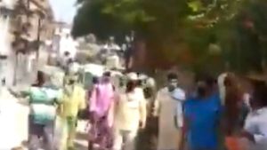 Video: ಸ್ಯಾನಿಟೈಸರ್ ಸಿಂಪಡಿಸುವ ಕಾರ್ಮಿಕರ ಮೇಲೆ ಹೂಮಳೆ 