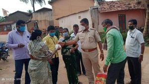 ಧಾರವಾಡ; ಪೊಲೀಸ್ ಅಧಿಕಾರಿಯಿಂದ ಸ್ವಂತ ಖರ್ಚಲ್ಲಿ ದಿನಸಿ ವಿತರಣೆ 