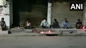 ರಸ್ತೆ ಬದಿಯೇ ದೀಪ ಬೆಳಗಿದ ಮನೆ ಇಲ್ಲದ ಬಡವರು  