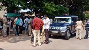 ಲಾಕ್‌ಡೌನ್; ಹುಬ್ಬಳ್ಳಿಯಲ್ಲಿ ನಡೆಯಿತು ಪೊಲೀಸರ ಮೇಲೆ ಕಲ್ಲು ತೂರಾಟ