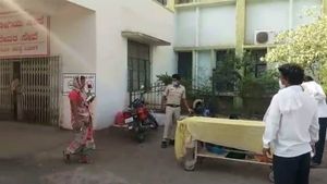 ಕೊರೊನಾ ಭೀತಿಯಿಂದ ಅಡ್ಮಿಟ್ ಮಾಡಿಕೊಳ್ಳದ ಸಿಬ್ಬಂದಿ: ಆಸ್ಪತ್ರೆ ಮುಂಭಾಗವೇ ಹೆರಿಗೆ!
