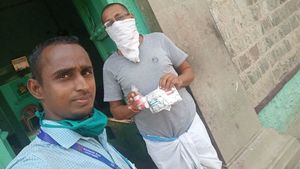 ಮನೆಗೆ ಮಾತ್ರೆ ತಲುಪಿಸಿ ಹೃದಯ ಗೆದ್ದ ಕೊರೊನಾ ಸೈನಿಕರು 