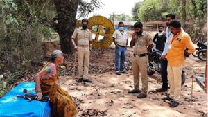 ಸುಳ್ಯದಲ್ಲಿ ಔಷಧಿಗಾಗಿ 15 ಕಿ.ಮೀ ನಡೆದುಕೊಂಡು ಬಂದ ವೃದ್ಧೆ