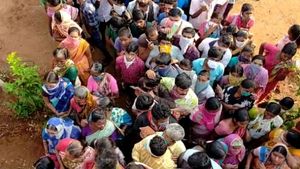 ಹೊಸಪೇಟೆಯಲ್ಲಿ ಸಚಿವರು ನೀಡುತ್ತಿದ್ದ ಆಹಾರ ಕಿಟ್ ಗೆ ಜನವೋ ಜನ