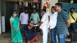 ಸಿಎಂ ಪರಿಹಾರ ನಿಧಿಗೆ ದೇಣಿಗೆ ನೀಡಿದ ದಿವ್ಯಾಂಗ ಯುವತಿ