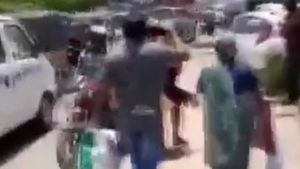 ಆಟೋ ತಡೆದ ಪೊಲೀಸರು, ತಂದೆಯನ್ನು ಹೊತ್ತುಕೊಂಡೇ ಹೋದ ಮಗ 