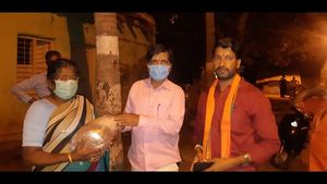 ಹುಟ್ಟೂರಿನ ಋಣ ತೀರಿಸಲು ಆಹಾರ ಧಾನ್ಯ ವಿತರಿಸಿದ ಶಿಕ್ಷಕ ದಂಪತಿ