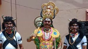 ಲಾಕ್ ಡೌನ್ ಬಗ್ಗೆ ಅರಿವು ಮೂಡಿಸಲು ದೇವರ ಮೊರೆ ಹೋದ ಪೊಲೀಸ್! 