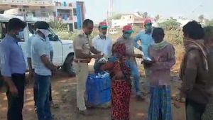 ಹರಿಹರದಲ್ಲಿ ನಿರ್ಗತಿಕರಿಗೆ ಊಟ ವಿತರಿಸಿ ಮಾನವೀಯತೆ ಮೆರೆದ ಪಿಎಸ್ಐ