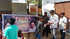  ಪೌರಕಾರ್ಮಿಕರಿಗೆ ಊಟ ಹಂಚಿ ನೆಚ್ಚಿನ ನಟನ ಜನ್ಮದಿನ ಆಚರಿಸಿದ ಅಭಿಮಾನಿ
