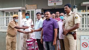 ಹೋಮ್ ಗಾರ್ಡ್ ಸಿಬ್ಬಂದಿಗೆ ಆಹಾರ ಧಾನ್ಯ ವಿತರಿಸಿದ ಪೊಲೀಸರು