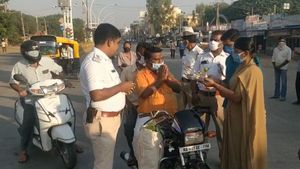  ದಾವಣಗೆರೆಯಲ್ಲಿ ವಾಹನ ಸವಾರರಿಗೆ ಮಂಗಳಾರತಿ ಎತ್ತಿದ ಟ್ರಾಫಿಕ್ ಪೊಲೀಸರು