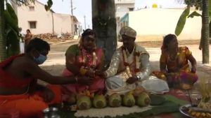 ಲಾಕ್ ಡೌನ್: ಸರಳ ಮದುವೆಗೆ ಸಾಕ್ಷಿಯಾದ ರಾಮನಗರದ ಹಳ್ಳಿ