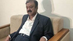 ಎಂಎಲ್ಸಿ ಶ್ರೀಕಂಠೇಗೌಡ ವಿರುದ್ಧ ಸಚಿವ ನಾರಾಯಣ ಗೌಡ ಗರಂ
