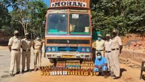 ಕಾರವಾರದಲ್ಲಿ ಅಕ್ರಮ ಸ್ಯಾನಿಟರಿ ಪ್ಯಾಡ್ ಮತ್ತು ಗೋವಾ ಮದ್ಯ ವಶ