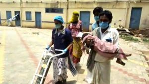 ಸ್ಟ್ರೆಚರ್ ಇಲ್ಲದೇ ಆಕ್ಸಿಜನ್; ಹುಬ್ಬಳ್ಳಿ ಕಿಮ್ಸ್‌ನಲ್ಲಿ ಮಗುವಿನ ಆಕ್ರಂದನ