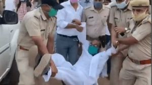  ಯುಪಿಯಲ್ಲಿ 1000 ಬಸ್ ರಾಜಕೀಯ: ಕಾಂಗ್ರೆಸ್ ಅಧ್ಯಕ್ಷನ ಎಳೆದೊಯ್ದ ಪೊಲೀಸರು 