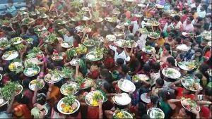 ಕೊರೊನಾ ಭೀತಿಗೆ ದೇವರ ಮೊರೆ: ಕನಕಪುರದಲ್ಲಿ ಸಾಮಾಜಿಕ ಅಂತರವಿಲ್ಲ