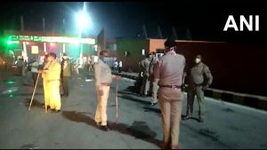 ರಸ್ತೆಯಲ್ಲಿ ಸಾಗುತ್ತಿದ್ದ ಕಾರ್ಮಿಕರಿಗೆ ಬಸ್ ಡಿಕ್ಕಿ, 6 ಮಂದಿ ಸಾವು