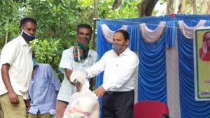 ರಾಮನಗರ: ಕಷ್ಟದಲ್ಲಿದ್ದ ಜಾನಪದ ಕಲಾವಿದರಿಗೆ ದಿನಸಿ ಕಿಟ್ ವಿತರಣೆ 