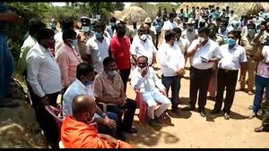  ಮನೆಗೆ ನುಗ್ಗಿ ಮಗು ಕೊಂದ ಚಿರತೆ; ಅರಣ್ಯ‌ ಸಚಿವ ಆನಂದ್ ಸಿಂಗ್ ಭೇಟಿ 