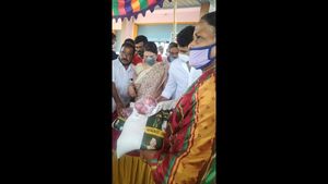 ರಾಮನಗರದಲ್ಲಿ ದಿನಸಿ ಕಿಟ್ ವಿತರಿಸಿದ ಶಾಸಕಿ ಅನಿತಾ ಕುಮಾರಸ್ವಾಮಿ ಮತ್ತು ಪುತ್ರ ನಿಖಿಲ್ 