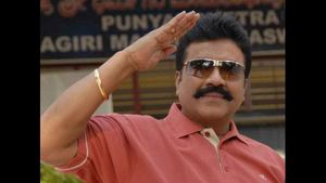 'ಸಂದಿಗ್ಧ ಪರಿಸ್ಥಿತಿಯಲ್ಲಿ ಡಿಕೆ ಶಿವಕುಮಾರ್ ರಾಜಕಾರಣ ಮಾಡುತ್ತಿದ್ದಾರೆ'