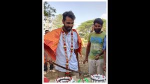 ಬೆಳಗಾವಿ: ಕತ್ತಿಯಿಂದ ಕೇಕ್ ಕತ್ತರಿಸಿದ ಫ್ಯೂಚರ್ ಎಂಎಲ್ಎ 