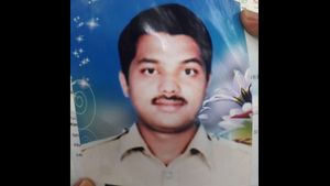 ಡಿಸಿ ಮನೆಯಲ್ಲೇ ತಲೆಗೆ ಗುಂಡಿಕ್ಕಿಕೊಂಡು ಪೊಲೀಸ್ ಪೇದೆ ಆತ್ಮಹತ್ಯೆ