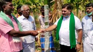 ದಾವಣಗೆರೆ: ಕೃಷಿ ಪರಿಕರ ಮಾರಾಟಗಾರರಿಂದ ರೈತರಿಗೆ ಸಹಾಯ