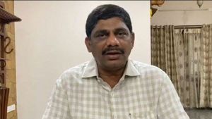 ತೈಲ ಬೆಲೆ ಹೆಚ್ಚಿಸಿ ಜನರ ಕಣ್ಣಿಗೆ ಬೂದಿ- ಡಿ.ಕೆ.ಸುರೇಶ್ ಆಕ್ರೋಶ 