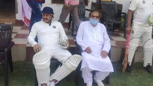 ಲಾಕ್‌ಡೌನ್‌ ಉಲ್ಲಂಘಿಸಿ ಕ್ರಿಕೆಟ್ ಆಡಿದ ಬಿಜೆಪಿ ಸಂಸದ ಮನೋಜ್ ತಿವಾರಿ 