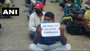 ಮಂಗಳೂರು ರೈಲು ನಿಲ್ದಾಣದಲ್ಲಿ ವಲಸೆ ಕಾರ್ಮಿಕರ ಪ್ರತಿಭಟನೆ 