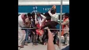 ವಿಡಿಯೋ: ಬಿಹಾರದಲ್ಲಿ ಆಹಾರಕ್ಕಾಗಿ ಕಿತ್ತಾಡಿಕೊಂಡ ಕಾರ್ಮಿಕರು!