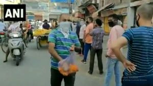 ಬಾರ್ ಮುಂದೆ ಕ್ಯೂ ನಿಂತವರಿಗೆ ಹೂ ಮಳೆ ಸುರಿಸಿದ ವ್ಯಕ್ತಿ 