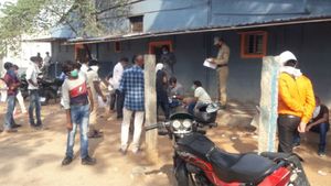 ಉತ್ತರಪ್ರದೇಶಕ್ಕೆ ಹೋಗಲು ಸಜ್ಜಾಗಿದ್ದ ವ್ಯಾಪಾರಿಗಳನ್ನು ತಡೆದ ಪೊಲೀಸರು