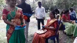 ಚಿಕ್ಕಮಗಳೂರು; ಮದುವೆಯಲ್ಲಿ ತಾಂಬೂಲದ ಬದಲು ಮಾಸ್ಕ್ ವಿತರಣೆ