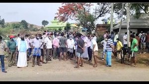  ರಾಮನಗರದಲ್ಲಿ ಬಳ್ಳಾರಿ ಕಾರ್ಮಿಕರ ಕ್ವಾರಂಟೈನ್ ಗೆ ಸಿದ್ಧತೆ; ಗ್ರಾಮಸ್ಥರ ಪ್ರತಿಭಟನೆ