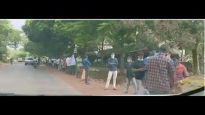  ಉಡುಪಿಯಲ್ಲಿ ಬೆಳ್ಳಂಬೆಳಗ್ಗೆಯೇ ಮದ್ಯದಂಗಡಿ ಮುಂದೆ ಸರತಿ ಸಾಲು 
