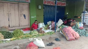  ಬೇಲೂರಲ್ಲಿ ಹೊಟ್ಟೆಪಾಡಿಗಾಗಿ ತರಕಾರಿ ವ್ಯಾಪಾರಕ್ಕಿಳಿದ ಟ್ಯಾಕ್ಸಿ ಡ್ರೈವರ್