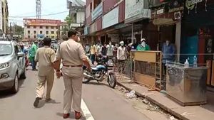  ಉಡುಪಿಯಲ್ಲಿ ಮದ್ಯ ಖರೀದಿಗೆ ಹೆಚ್ಚಿದ ಜನ; ಅವಧಿಗೆ ಮುನ್ನವೇ ಬಂದ್ ಆಯ್ತು ವೈನ್ ಶಾಪ್