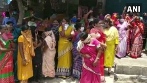 ತರಕಾರಿಗೆ 3 ಗಂಟೆ, ಮದ್ಯಕ್ಕೆ 7 ಗಂಟೆ ಅವಕಾಶ: ಮಹಿಳೆಯರ ಹೋರಾಟ 