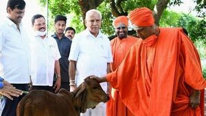 ಬಿ. ಎಸ್. ಯಡಿಯೂರಪ್ಪ ಭೇಟಿ ಮಾಡಿದ ಸಿದ್ದಲಿಂಗ ಸ್ವಾಮೀಜಿ 