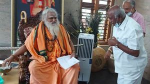 ನೊಣವಿನಕೆರೆ ಸ್ವಾಮೀಜಿ ಭೇಟಿ ಮಾಡಿದ ಮಾಜಿ ಸಚಿವ ಎಚ್ ವಿಶ್ವನಾಥ್